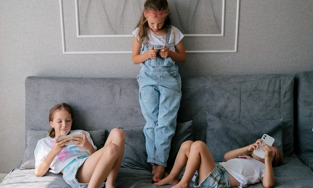 Uso excessivo de ecrãs e saúde mental: o impacto das redes sociais em crianças e adolescentes